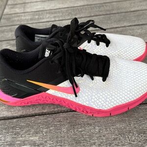 Womens Nike Metcon 4 shoes in Size 8.5